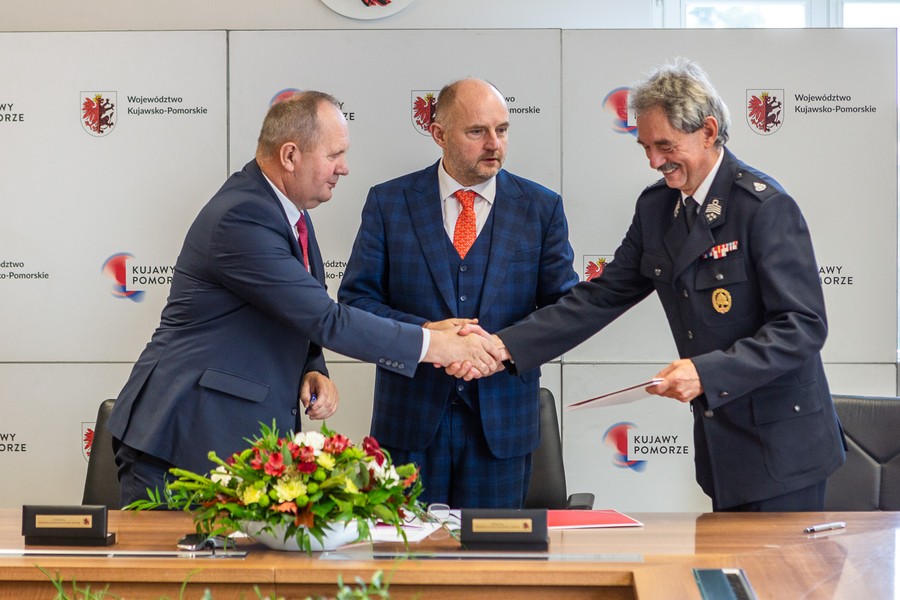Ceremonia podpisania umowy o finansowanie zakupu, fot. Szymon Zdziebło/tarantoga.pl dla UMWKP
