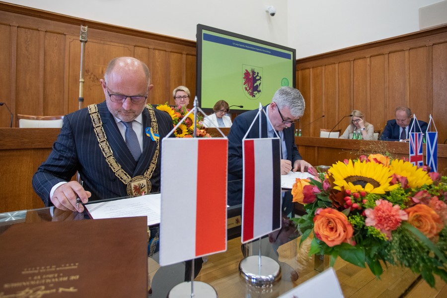 Toruń, Uroczyste podpisanie porozumienia ze szkockim Fife, fot. Mikołaj Kuras dla UMWKP