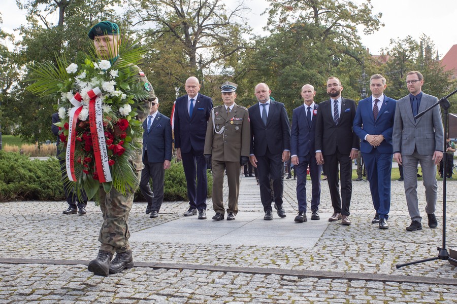 Uroczystość patriotyczna pod toruńskim pomnikiem Poległym i Pomordowanym 1939-1945, fot. Mikołaj Kuras dla UMWKP