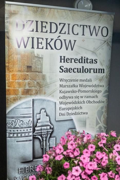 Wręczenie medali Hereditas Saeculorum, fot. Szymon Zdziebło/tarantoga.pl dla UMWKP