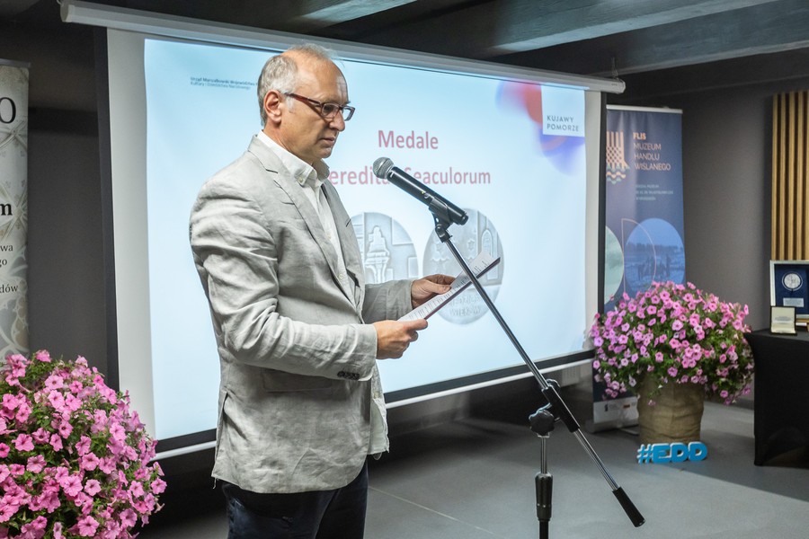 Wręczenie medali Hereditas Saeculorum, fot. Szymon Zdziebło/tarantoga.pl dla UMWKP