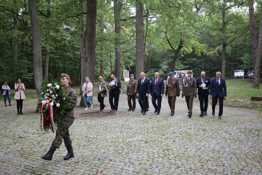 Ceremonia złożenia kwiatów pod pomnikiem Pamięci Ofiar Barbarki, fot. Mikołaj Kuras dla UMWKP