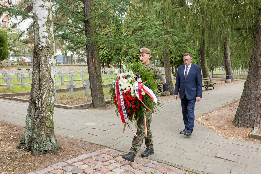 Ceremonia złożenia kwiatów na Cmentarzu Bohaterów Bydgoszczy, fot. Tomasz Czachorowski dla UMWKP
