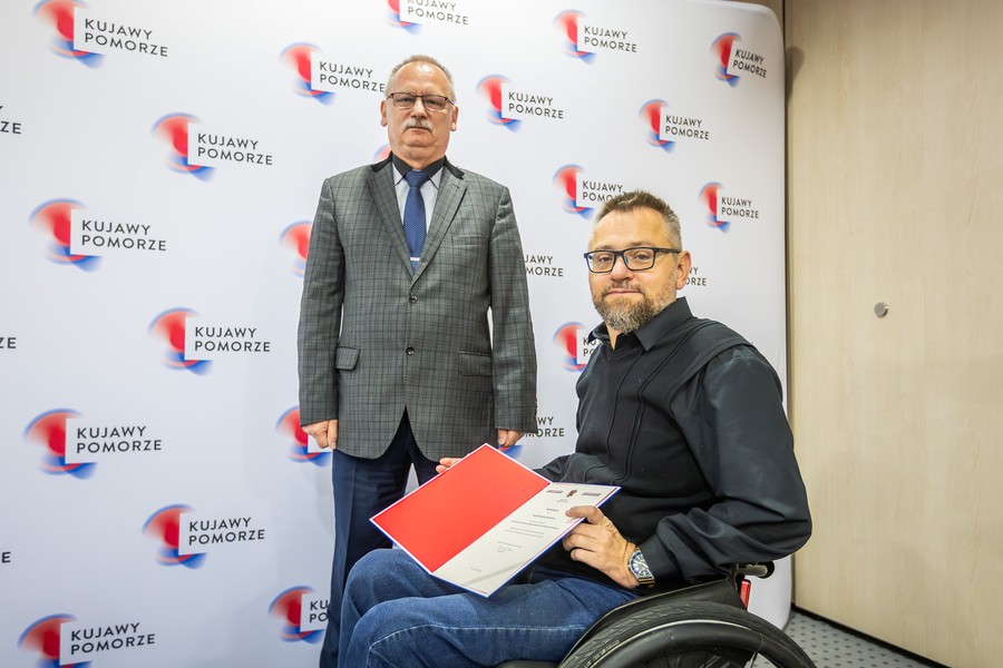 Wręczenie aktów powołania do Wojewódzkiej Społecznej Rady ds. Osób Niepełnosprawnych, fot. Szymon Zdziebło/tarantoga.pl dla UMWKP