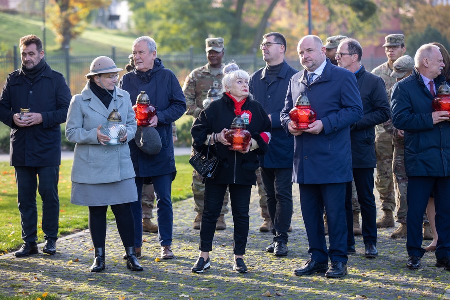 Ceremonia zapalenia zniczy w toruńskim Parku Pamięci, fot. Mikołaj Kuras dla UMWKP