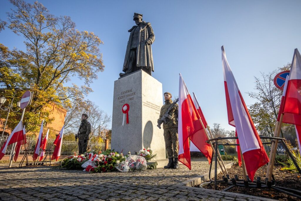 Wojewódzkie obchody Narodowego Święta Niepodległości w Toruniu, fot. Szymon Zdziebło/tanantoga.pl dla UMWKP