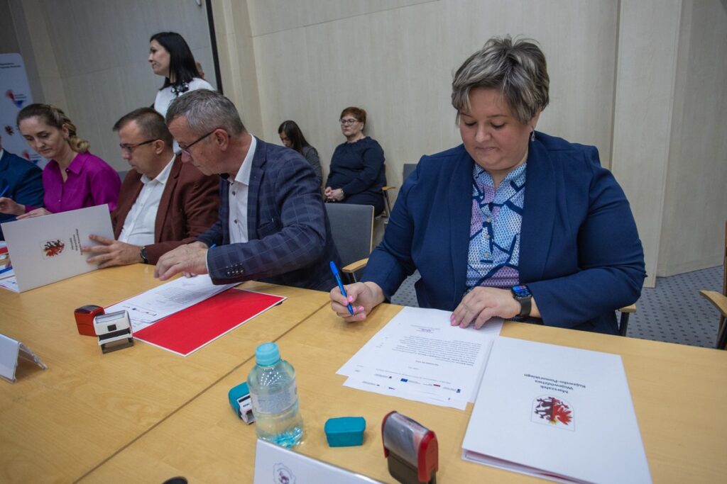 Podpisanie porozumień w sprawie udziału w projekcie „Dwujęzyczne przedszkolaki”, fot. Mikołaj Kuras dla UMWKP