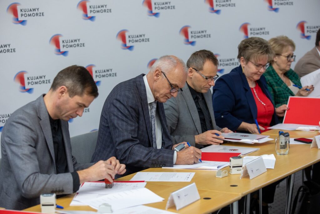 Podpisanie porozumień w sprawie udziału w projekcie „Dwujęzyczne przedszkolaki”, fot. Mikołaj Kuras dla UMWKP