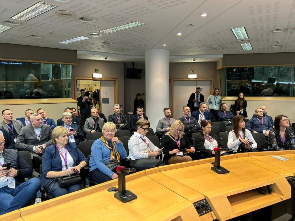 Członkowie Korpusu Radnych w kompleksie Parlamentu Europejskiego; fot. UMWKP