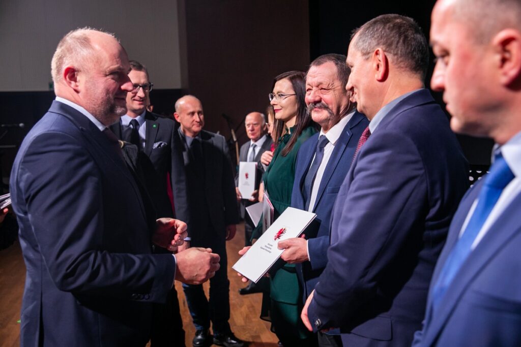 Przedstawiciele LGD-ów odebrali umowy o finansowaniu strategii rozwoju lokalnego, fot. Andrzej Goiński/UMWKP
