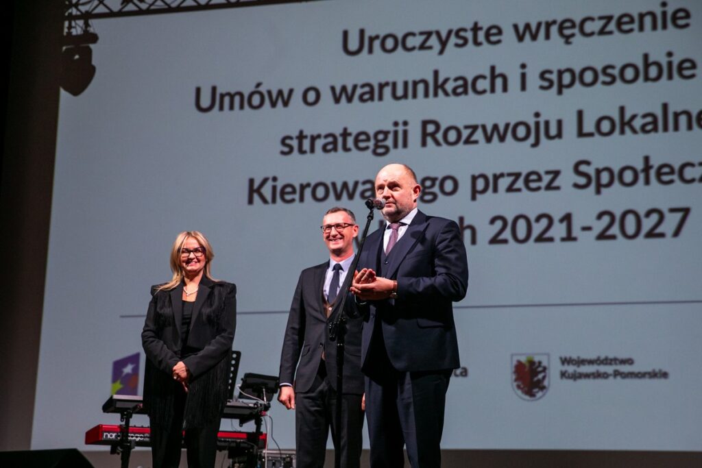Przedstawiciele LGD-ów odebrali umowy o finansowaniu strategii rozwoju lokalnego, fot. Andrzej Goiński/UMWKP