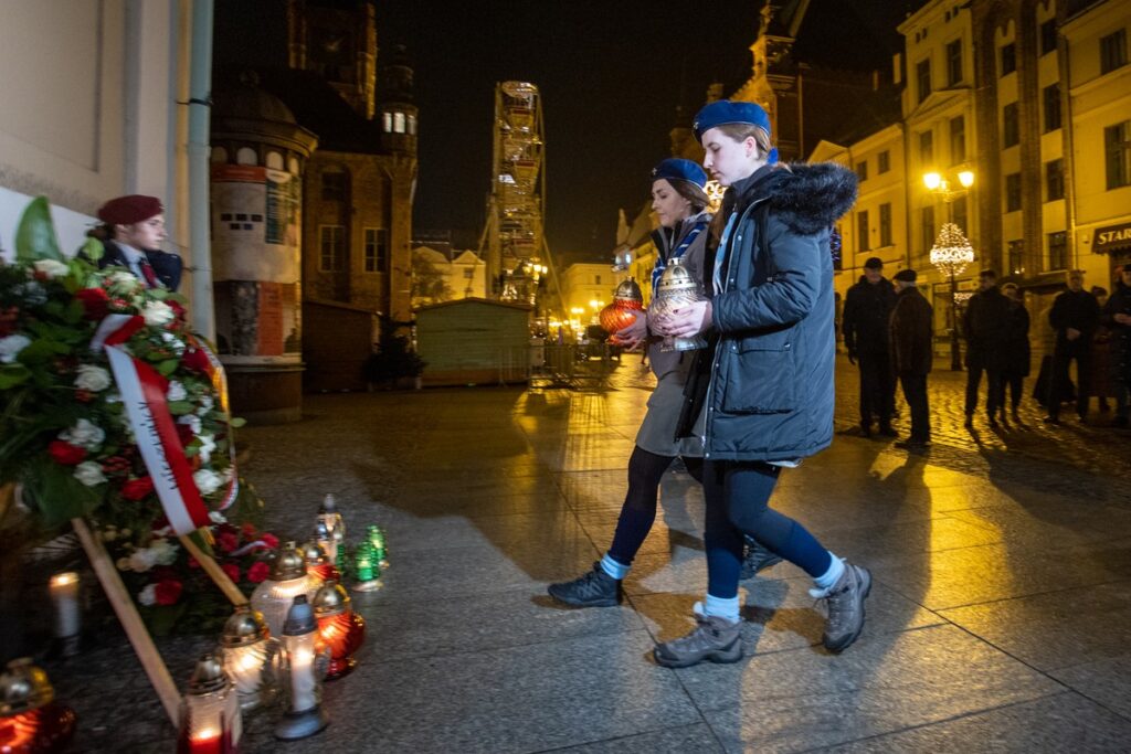 Złożenie kwiatów pod tablicą Solidarności w rocznicę wprowadzenia stanu wojennego, fot. Mikołaj Kuras dla UMWKP