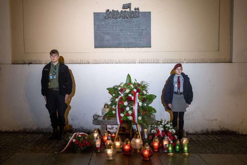 Złożenie kwiatów pod tablicą Solidarności w rocznicę wprowadzenia stanu wojennego, fot. Mikołaj Kuras dla UMWKP