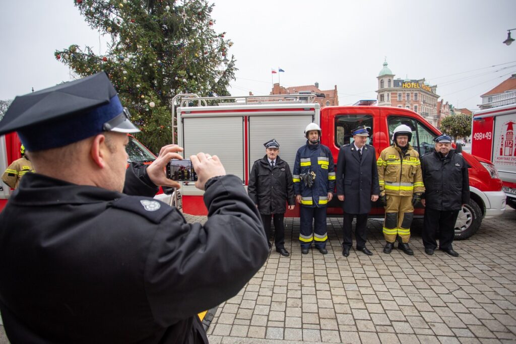 Przekazanie wozów strażackich i motopomp jednostkom OSP, fot. Mikołaj Kuras dla UMWKP