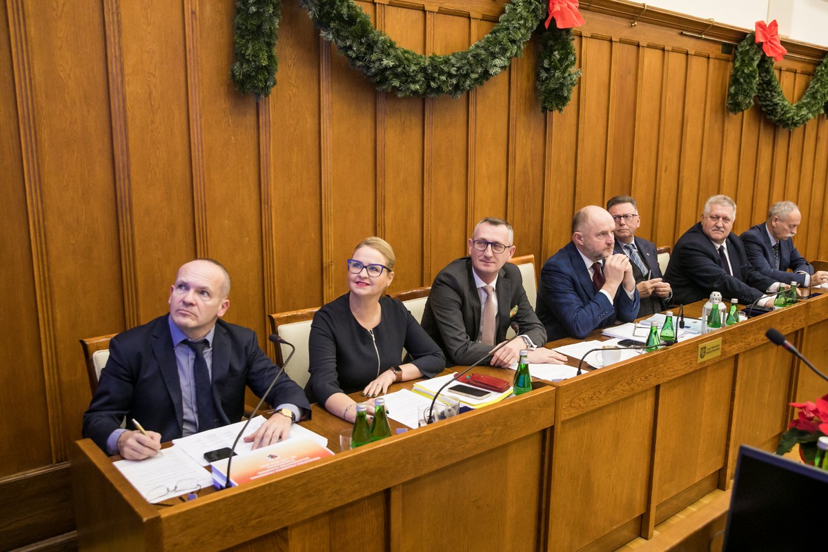Sejmik uchwalił budżet 2024, fot. Andrzej Goiński/UMWKP