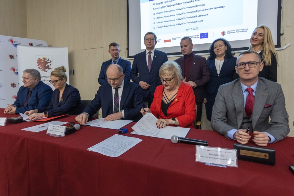 Podpisanie czterech ostatnich porozumień terytorialnych 2021-2027, fot. Mikołaj Kuras dla UMWKP