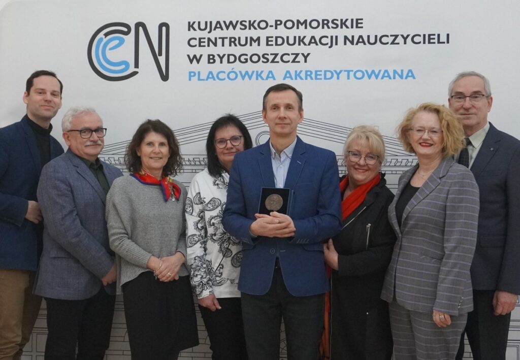 Dyrektor KPCEN Bydgoszcz wraz z pracownikami