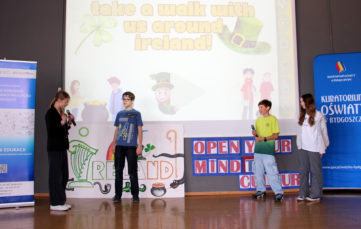 uczestnicy konkursu w trakcie prezentacji ,,Take a walk with us around Ireland''