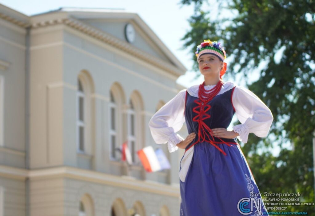 Konkursowa sesja zdjęciowa „Portret z zabytkiem w tle”. Na zdjęciu Marcelina Szewczyk z Zespołu Pieśni i Tańca Ziemia Bydgoska, w tle budynek KPCEN w Bydgoszczy. Zdjęcie: Piotr Szczepańczyk