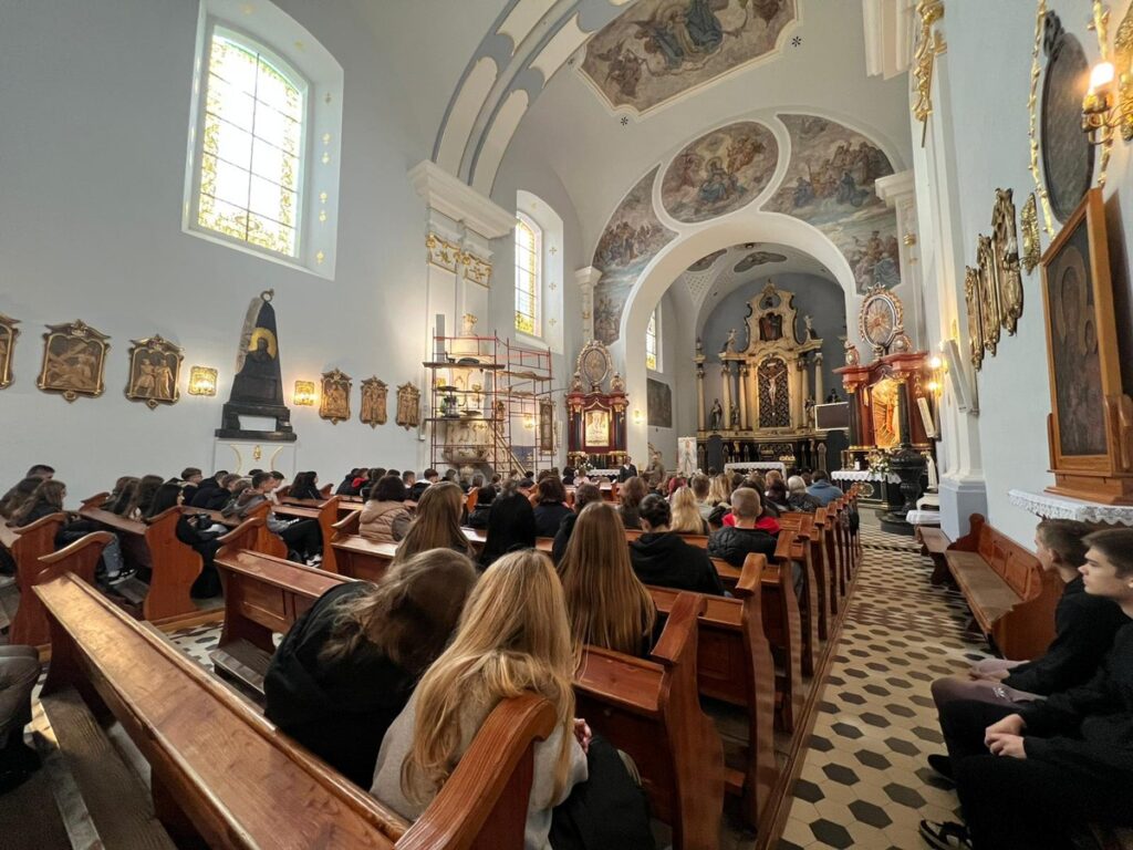 Prace konserwatorskie przy ambonie w kościele parafialnym p.w. Wniebowzięcia NMP i śś. Apostołów Szymona i Judy Tadeusza w Więcborku - zdj. własne parafii