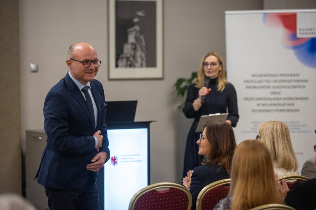 Marek Wojtkowski, Członek Zarządu Województwa Kujawsko-Pomorskiego podczas Narady Pełnomocników/Koordynatorów Gminnych Programów Profilaktyki i Rozwiązywania Problemów Alkoholowych oraz Przeciwdziałania Narkomanii oraz Członków Gminnych Komisji Rozwiązywania Problemów Alkoholowych, fot_Mikolaj Kuras