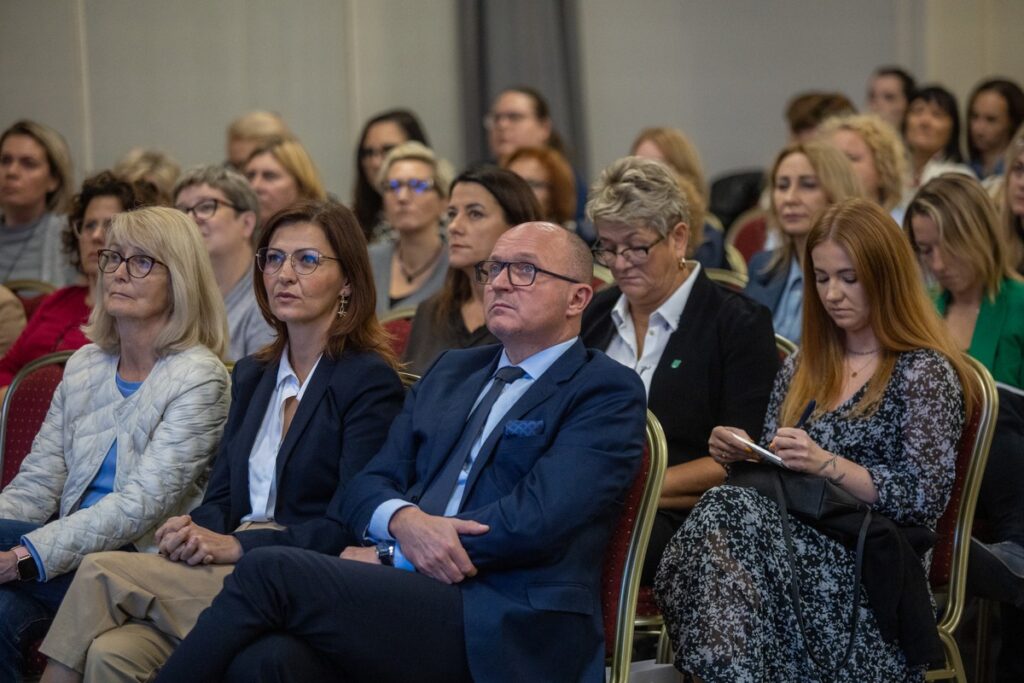 Marek Wojtkowski, Członek Zarządu Województwa Kujawsko-Pomorskiego, prelegenci Jadwiga Fudała, Anna Kwatera oraz uczestnicy Narady Pełnomocników/Koordynatorów Gminnych Programów Profilaktyki i Rozwiązywania Problemów Alkoholowych oraz Przeciwdziałania Narkomanii oraz Członków Gminnych Komisji Rozwiązywania Problemów Alkoholowych, fot_Mikolaj Kuras