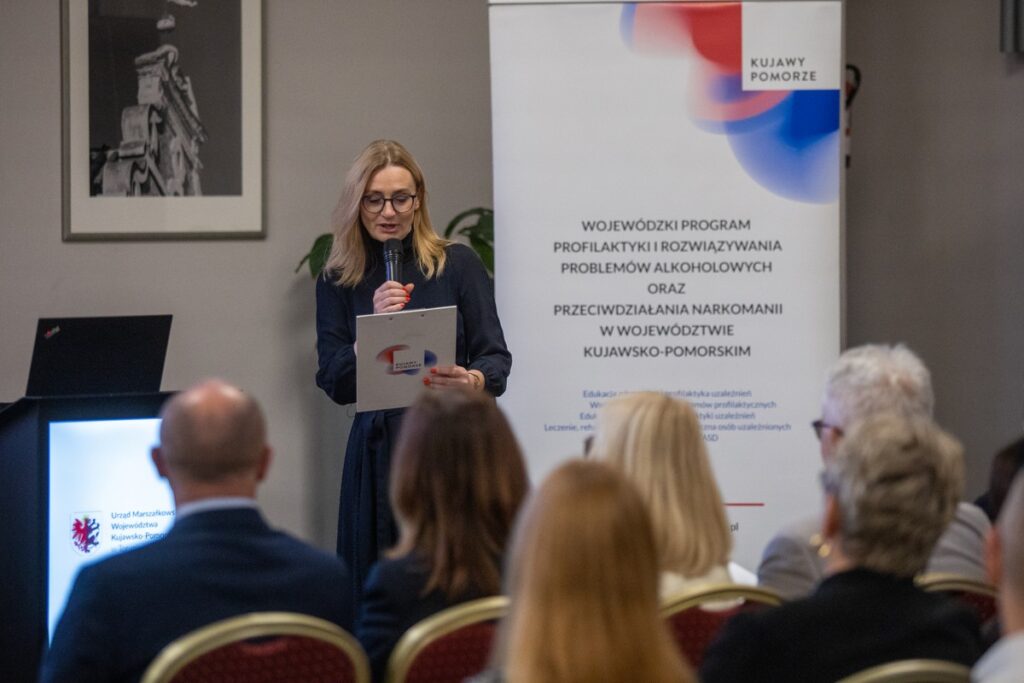 Dorota Piekarek, moderator Narady Pełnomocników/Koordynatorów Gminnych Programów Profilaktyki i Rozwiązywania Problemów Alkoholowych oraz Przeciwdziałania Narkomanii oraz Członków Gminnych Komisji Rozwiązywania Problemów Alkoholowych -Kierownik Biura Wsparcia Rodziny, Przeciwdziałania Przemocy i Uzależnieniom, fot_Mikolaj Kuras