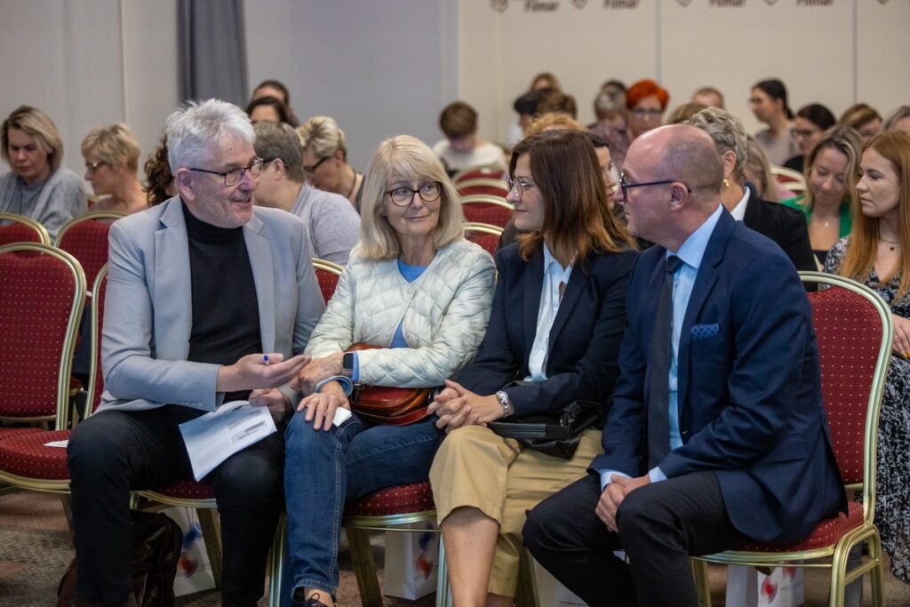 Marek Wojtkowski, Członek Zarządu Województwa Kujawsko-Pomorskiego, prelegenci Jadwiga Fudała, Anna Kwatera, Krzysztof Brzózka oraz uczestnicy Narady Pełnomocników/Koordynatorów Gminnych Programów Profilaktyki i Rozwiązywania Problemów Alkoholowych oraz Przeciwdziałania Narkomanii oraz Członków Gminnych Komisji Rozwiązywania Problemów Alkoholowych, fot_Mikolaj Kuras