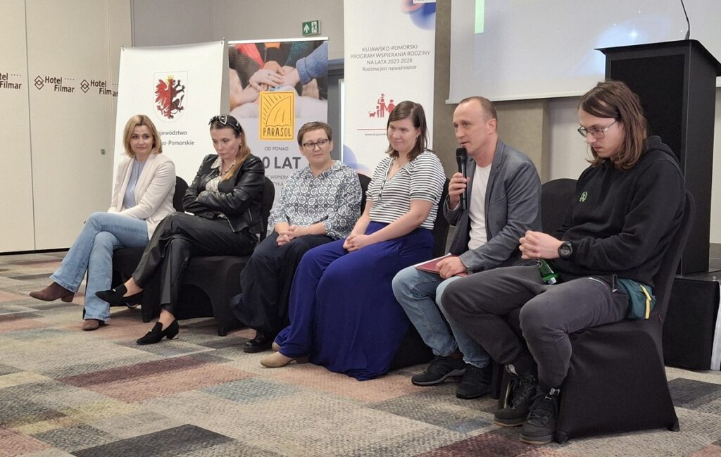 Joanna Wasielewska, Katarzyna Wojciechowska, Anna Kaczmarek, Marta Cieśla, Andrzej Olczyk, Krzysztof Chojecki, Konferencja pn. „Neuroróżnorodność w domu, w szkole i w społeczeństwie”, 25 października 2024 r., fot. materiały Departamentu Spraw Społecznych i Zdrowia