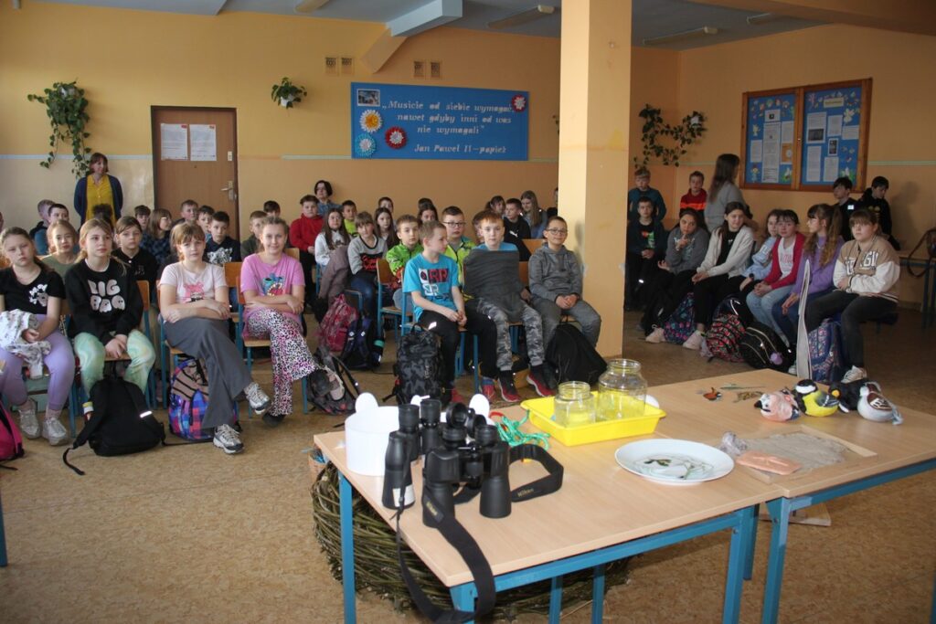 Uczniowie SP w Gostycynie na zajęciach o bocianie białym, fot. D. Borzyszkowska