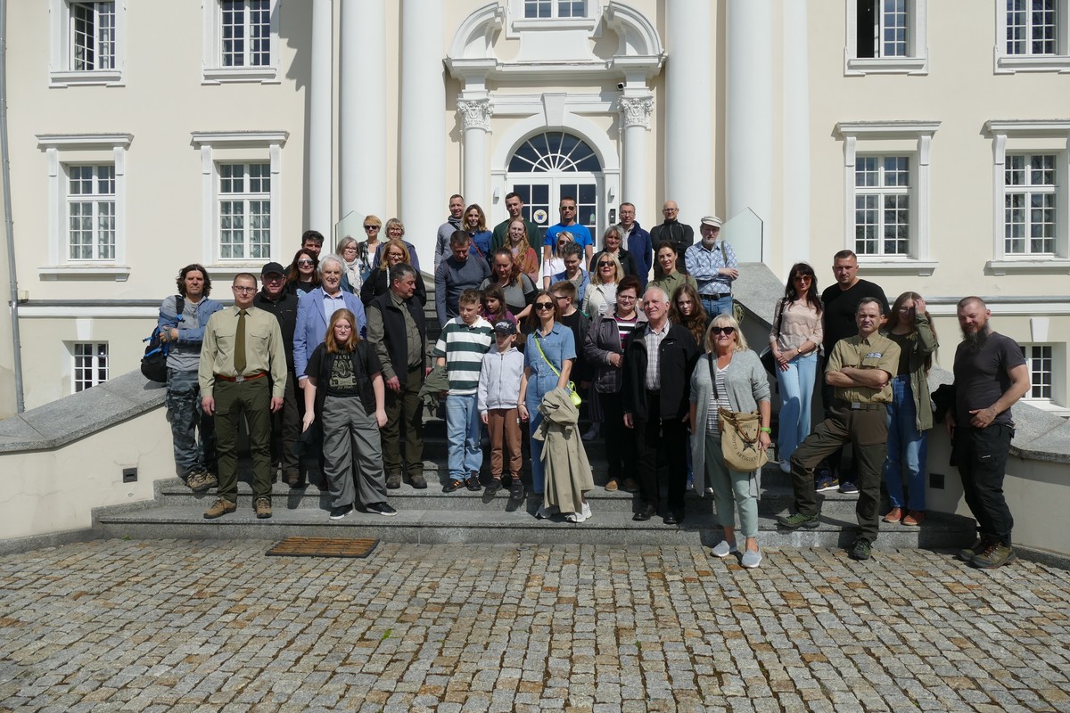 Grupowe zdjęcie uczestników przed pałacem w Komierowie krajeńska eskapada fot. KŁ Krajeński Park Krajobrazowy
