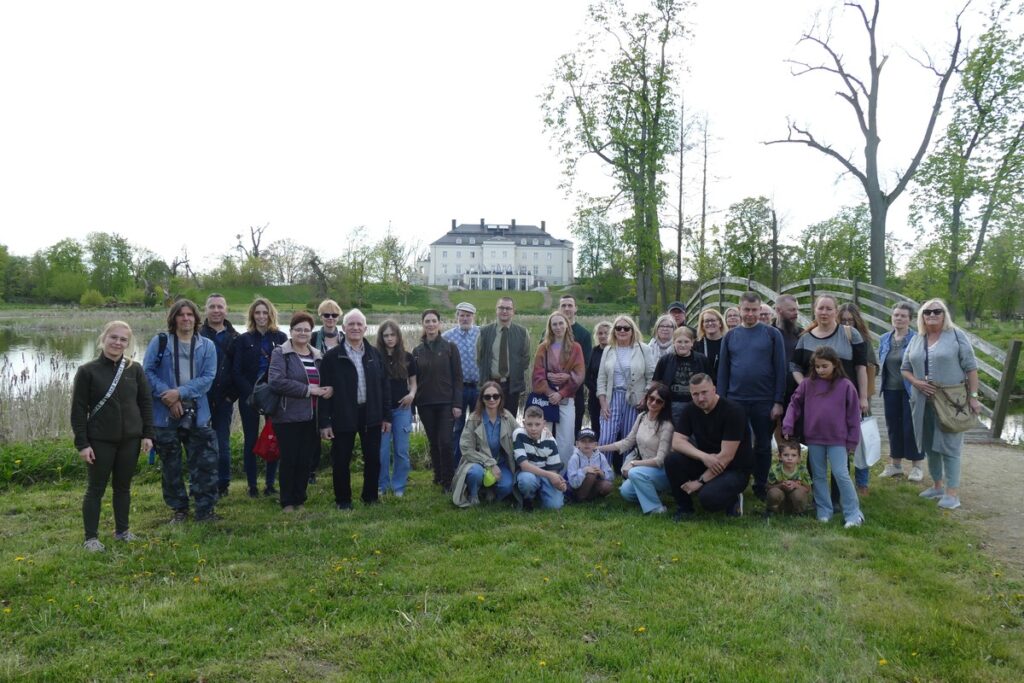 Grupowe zdjęcie uczestników na tle pałacu w Komierowie- krajeńska eskapada fot. KŁ Krajeński Park Krajobrazowy