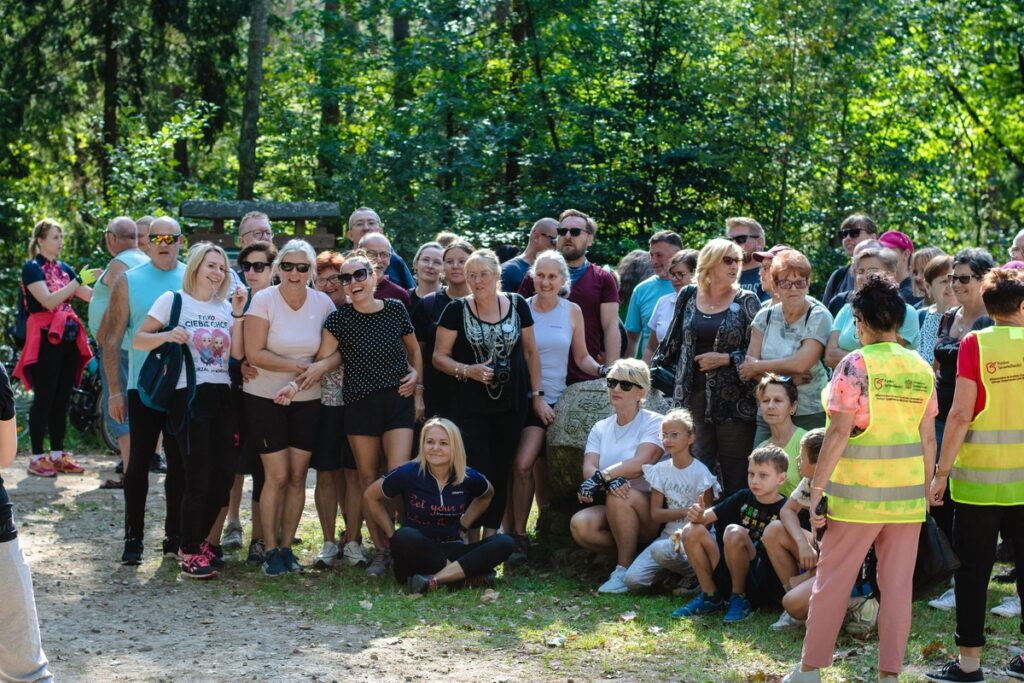 Pamiątkowe zdjęcia przy kamieniu (fot. GLPK)