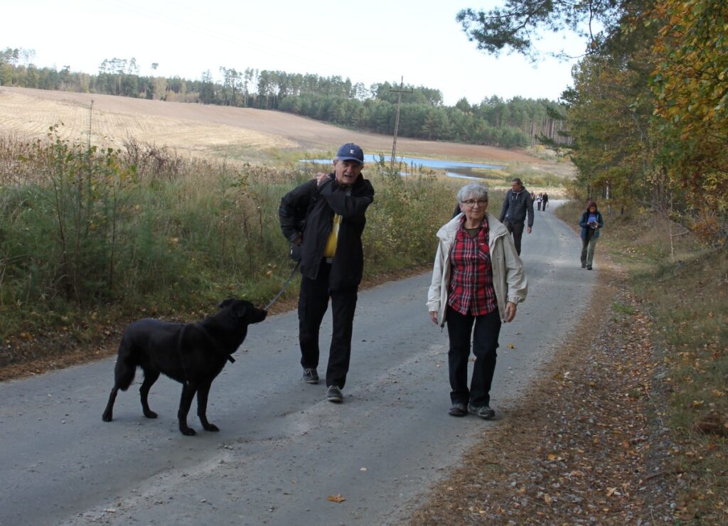 Uczestnicy spaceru krajobrazowego fot. R. Borzyszkowski