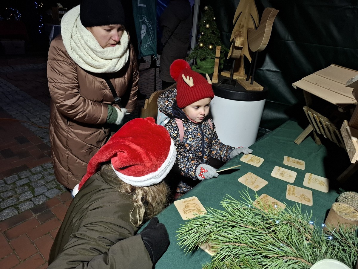 Dzieci uczą się jak poprawnie dokarmiać zwierzęta zimą - fot. B. Grzesiak