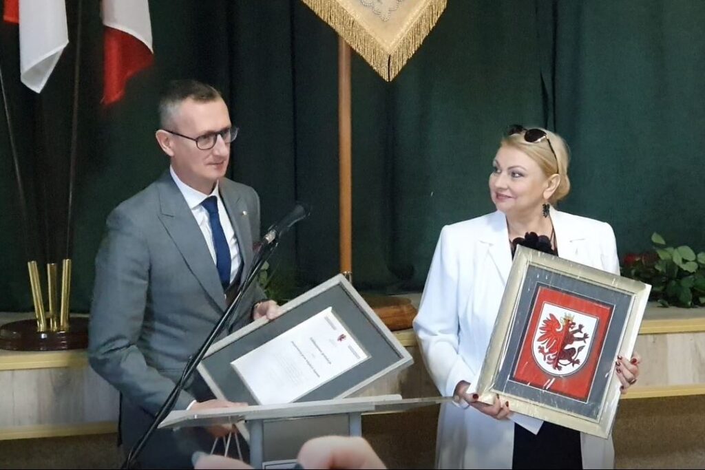 Przewodnicząca sejmiku Elżbieta Piniewska i wicemarszałek Dariusz Kurzawa na sesji w Gąsawie fot. UMWKP