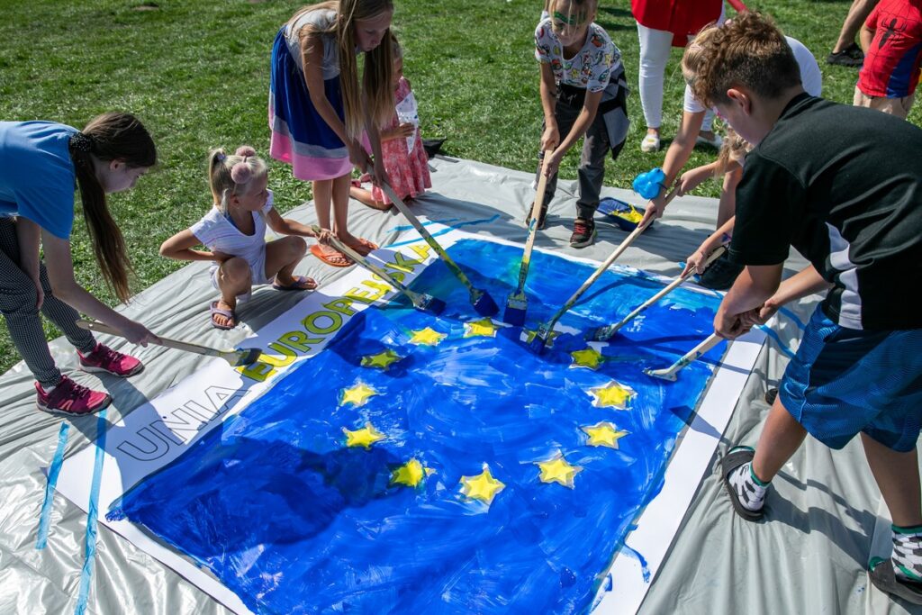 Malowanie przez dzieci flagi Unii Europejskiej podczas Dni Otwartych w Cekcynie, fot. Andrzej Goiński UMWKP