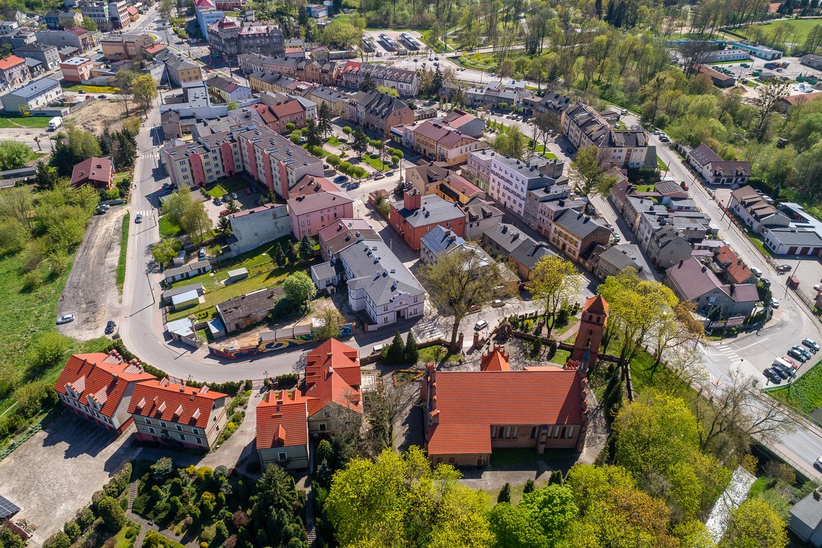 Kościół Św. Trójcy w Rypinie, zdjęcie z drona, fot. Szymon Zdziebło/tarantoga.pl dla UMWKP