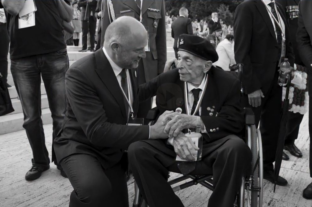 Major Stosław Kowalski i marszałek Piotr Całbecki podczas obchodów 80. rocznicy bitwy o Monte Cassino, kadr z filmu