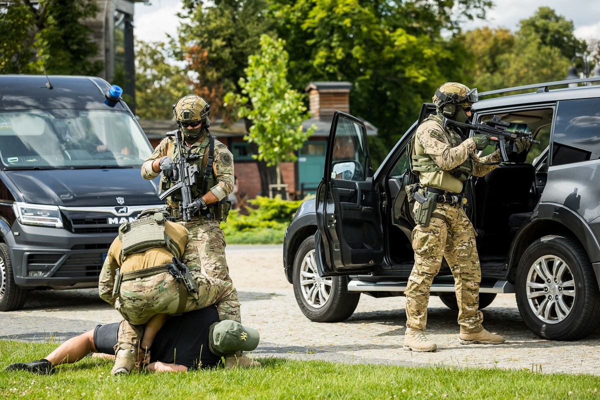 Pokaz sprawności policyjnych kontrterrorystów podczas obchodów Święta Policji w Bydgoszczy, fot. Tomasz Czachorowski/eventphoto dla UMWKP