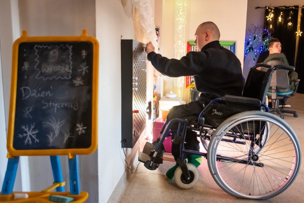 Wizyta w domu pomocy dla niepełnosprawnych z Ukrainy, fot. Szymon Zdziebło/tarantoga.pl dla UMWKP