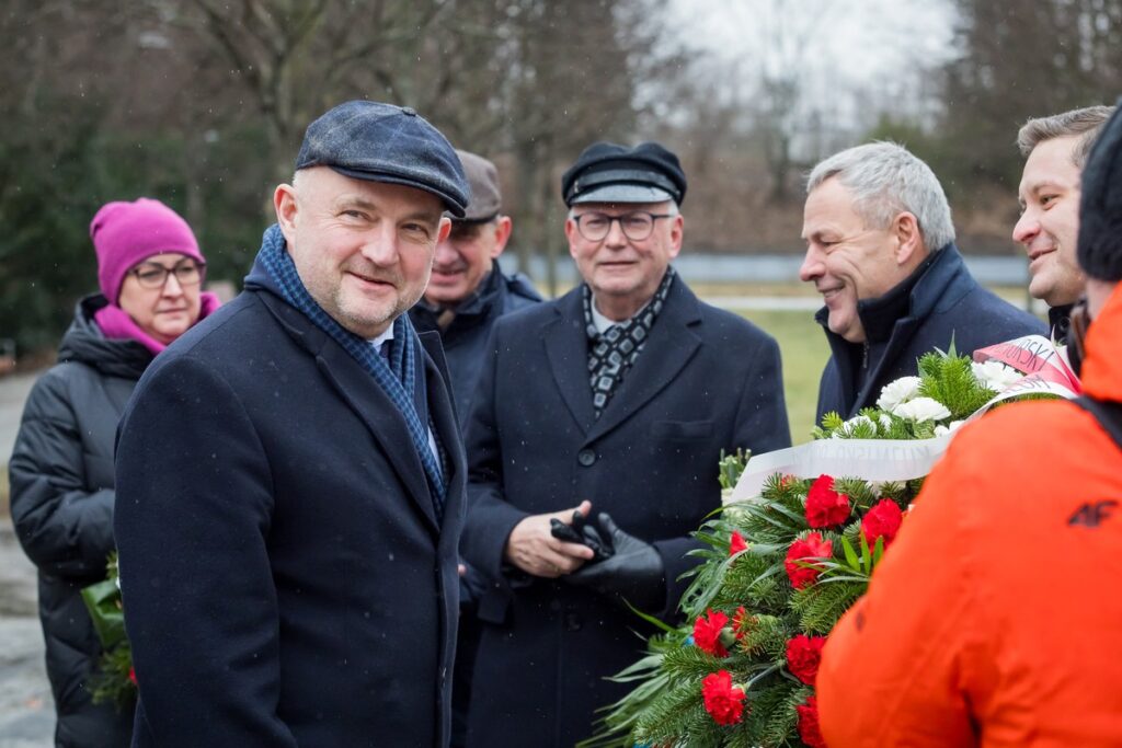 Ceremonia złożenia kwiatów pod bydgoskim pomnikiem Wincentego Witosa, fot. Tomasz Czachorowski/eventphoto.com dla UMWKP
