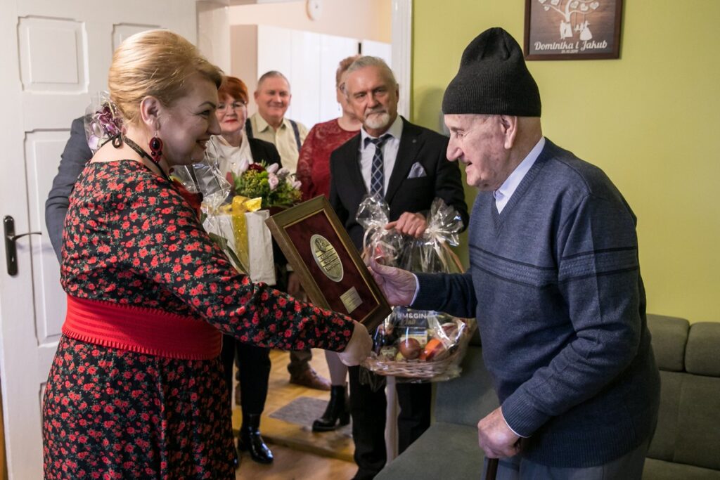 Wręczenie medalu stuletniemu Kazimierzowi Mazgajowi, fot. Andrzej Goiński/UMWKP