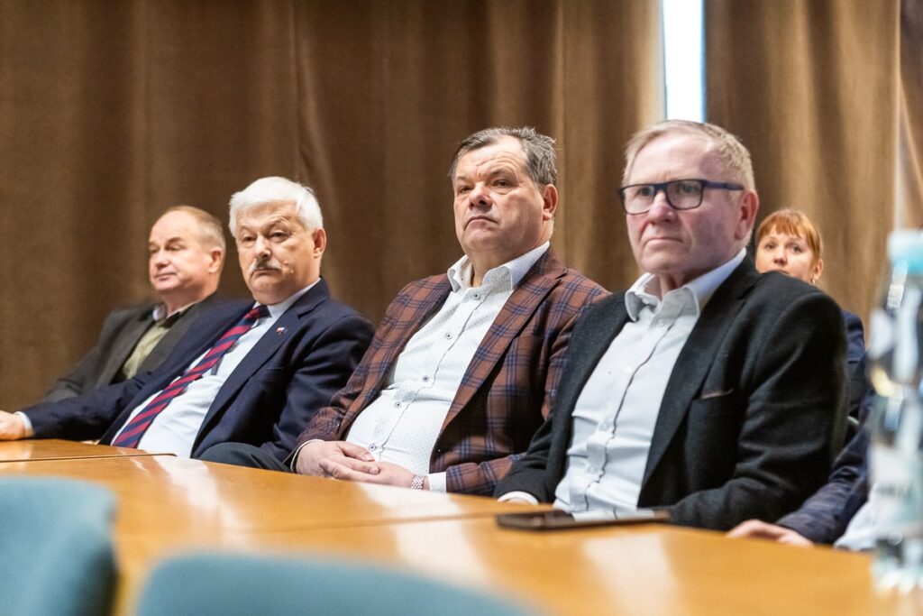 Spotkanie z rolnikami i samorządowcami w Przysieku, fot. Szymon Zdziebło/tarantoga.pl dla UMWKP