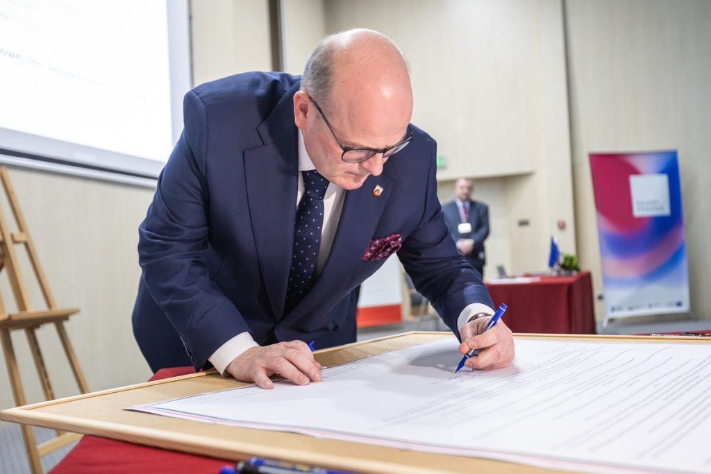 Podpisanie deklaracji w sprawie kolei dużych prędkości, fot. Szymon Zdziebło/tarantoga.pl dla UMWKP