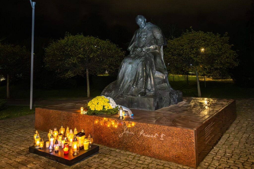 Złożenie kwiatów pod pomnikiem św. Jana Pawła II, fot. Szymon Zdziebło/tarantoga.pl dla UMWKP