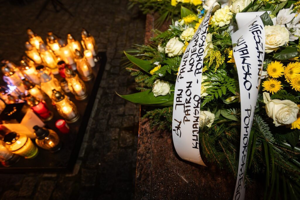 Złożenie kwiatów pod pomnikiem św. Jana Pawła II, fot. Szymon Zdziebło/tarantoga.pl dla UMWKP