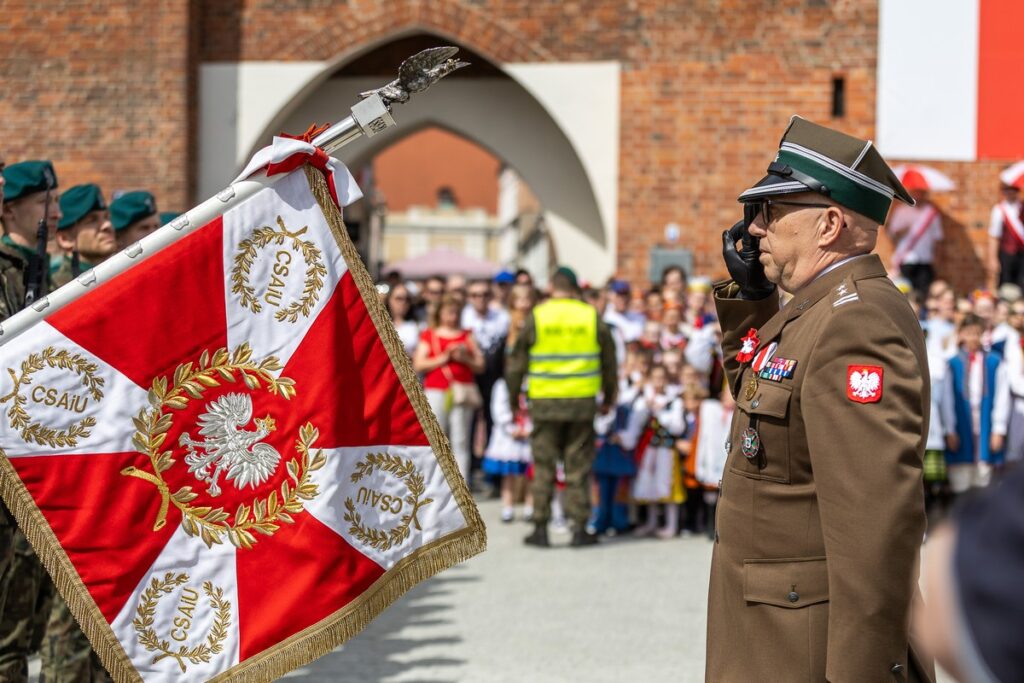 Obchody Dnia Flagi w Toruniu, fot. Szymon Zdziebło/tarantoga.pl dla UMWKP