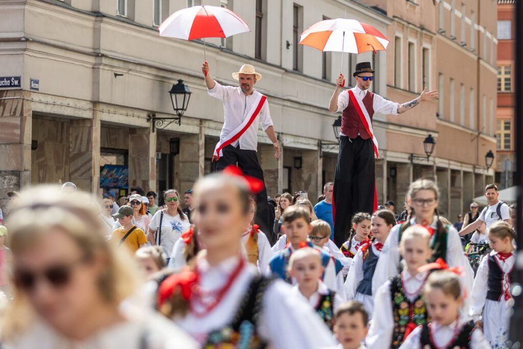 Obchody Dnia Flagi w Toruniu, fot. Szymon Zdziebło/tarantoga.pl dla UMWKP