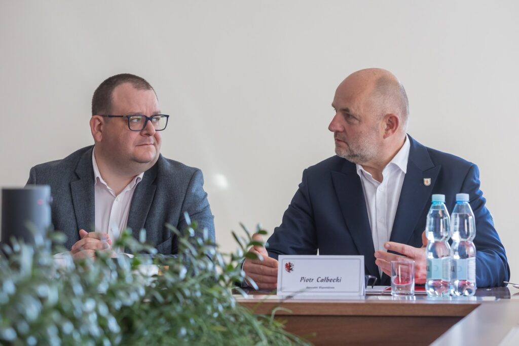 Podpisanie umowy z wykonawcą na budowę II etapu obwodnicy Mogilna, fot. Mikołaj Kuras dla UMWKP